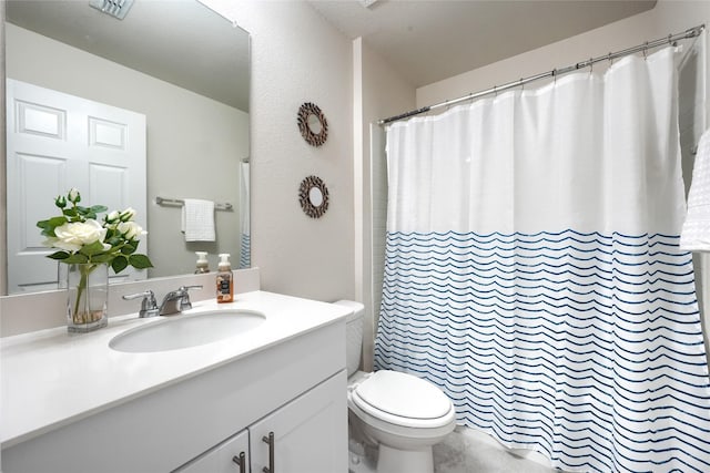full bathroom featuring vanity, toilet, and a shower with curtain