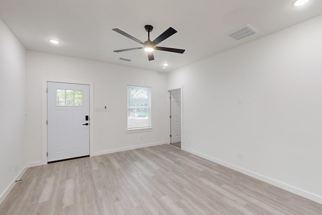 foyer entrance with ceiling fan, recessed lighting, visible vents, and light wood-type flooring
