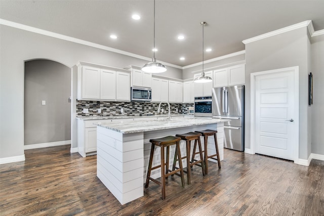 6565 Oak Point Cir, Royse City, TX 75189 - kitchen featuring appliances with stainless steel finishes, crown molding, backsplash, a kitchen island with sink, and white cabinets