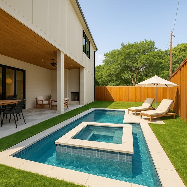 view of swimming pool with an in-ground hot tub, a patio area, and ceiling fan