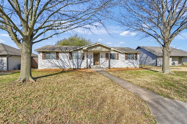 single story home with a front yard