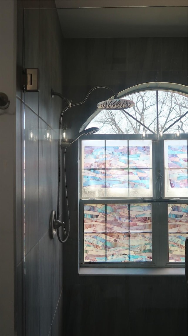 918 Wood St, Royse City, TX 75189 - details featuring a shower