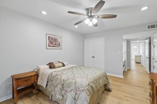bedroom with light wood-style flooring, a closet, visible vents, baseboards, and recessed lighting