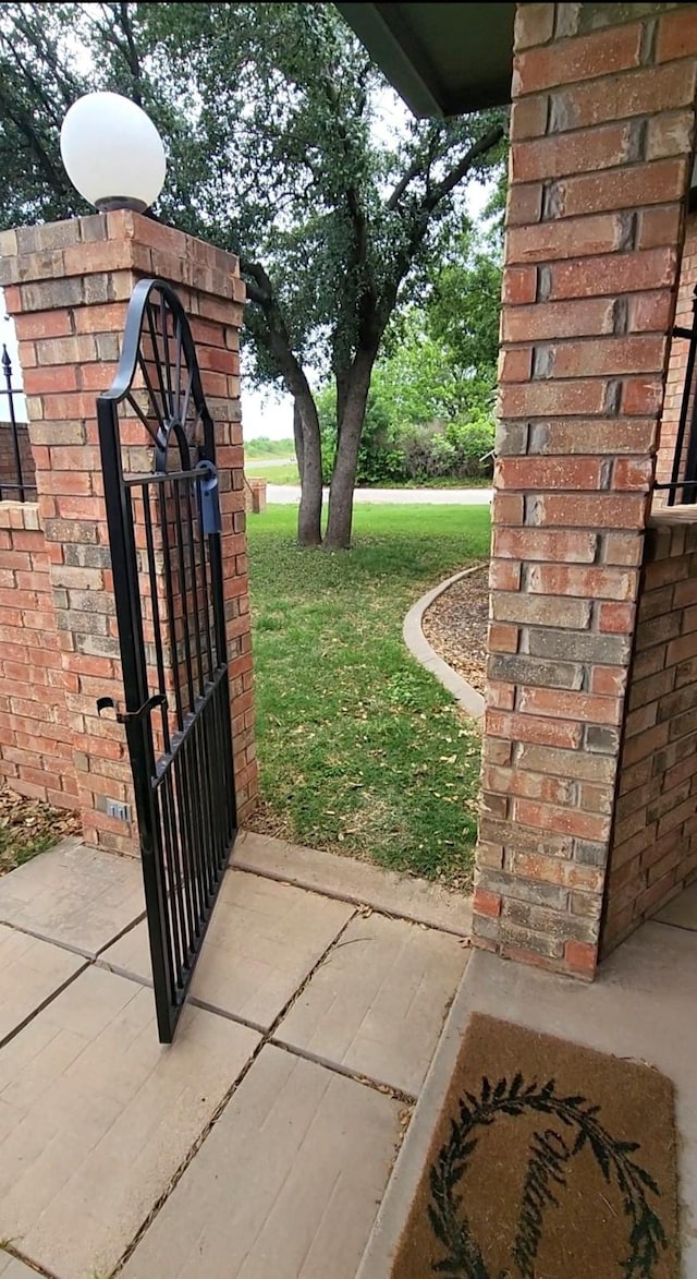 1426 Lakeview Rd, Abilene, TX 79602 - exterior space with a gate