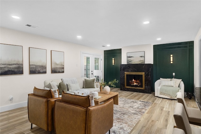 6410 Symphony Ln, Dallas, TX 75227 - living area featuring light wood-style flooring, a premium fireplace, baseboards, and recessed lighting