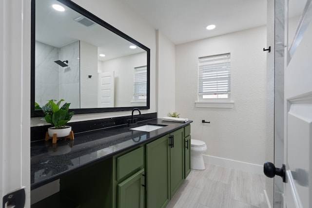 full bathroom with recessed lighting, tiled shower, toilet, vanity, and baseboards