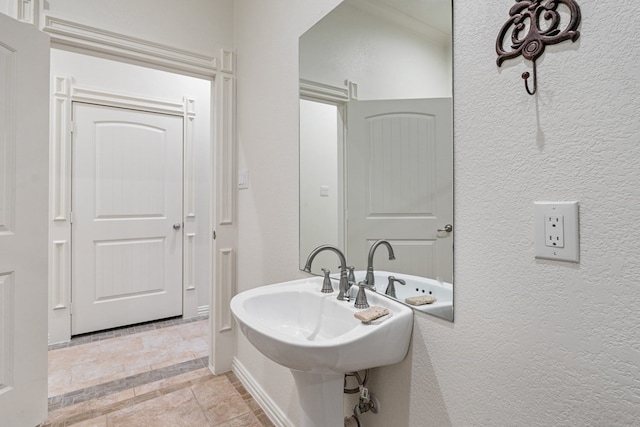 17909 Terrace Dr, Kemp, TX 75143 - bathroom featuring a sink and a textured wall
