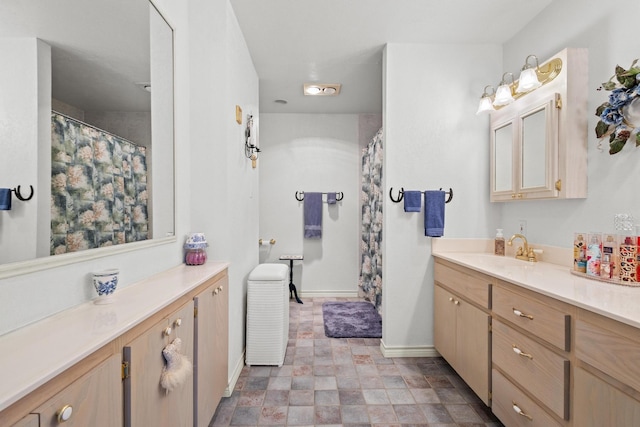 full bathroom featuring curtained shower, vanity, and baseboards