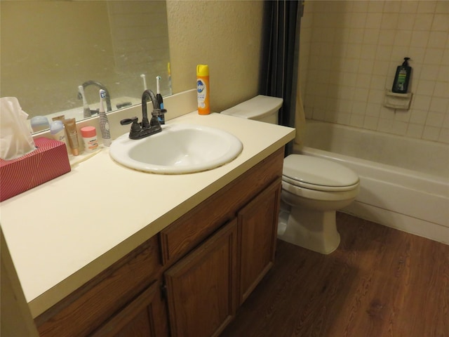 313 Conger Dr, Mesquite, TX 75149 - full bathroom featuring toilet, shower / bath combo with shower curtain, wood finished floors, and vanity