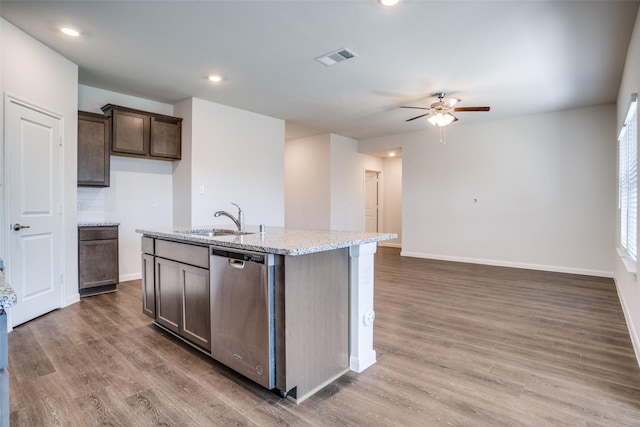 kitchen featuring a sink, light wood finished floors, dark brown cabinets, ceiling fan, and dishwasher