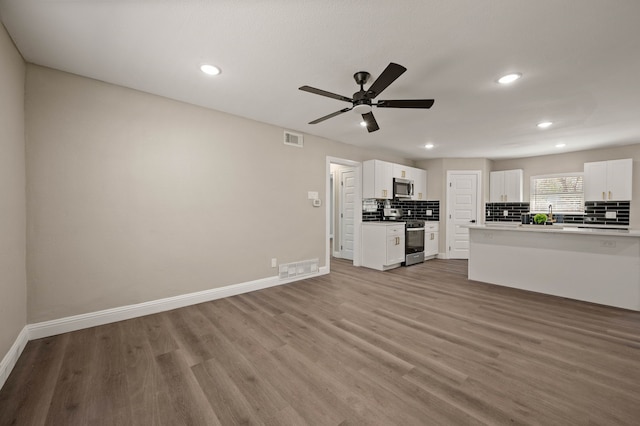 1010 Belew St, Irving, TX 75061 - kitchen with decorative backsplash, visible vents, light wood finished floors, and stainless steel appliances