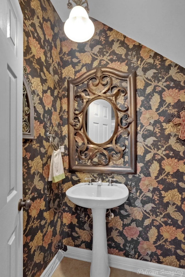 118 Hallette Dr, Shreveport, LA 71115 - bathroom featuring wallpapered walls and baseboards