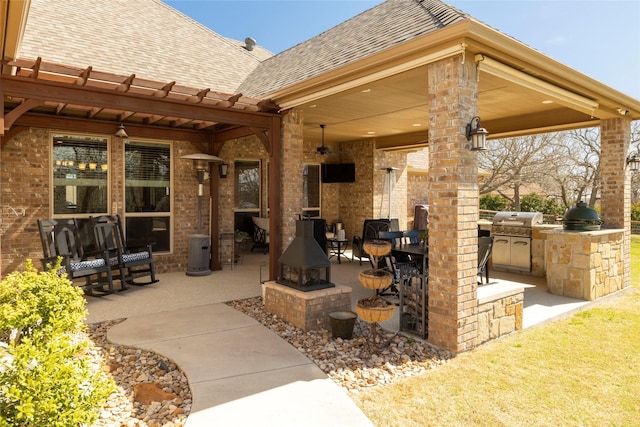 view of patio / terrace featuring ceiling fan, area for grilling, and an outdoor kitchen