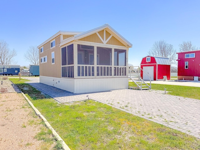 6400 Peninsula Rd, Kerens, TX 75144 - view of front of home with an outbuilding, a front yard, and a sunroom