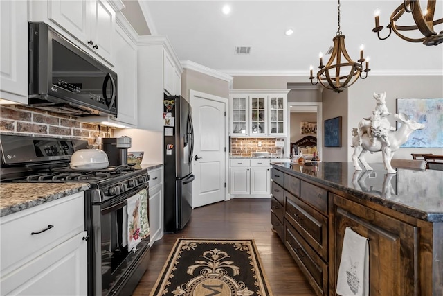 kitchen with visible vents, freestanding refrigerator, gas stove, crown molding, and a chandelier