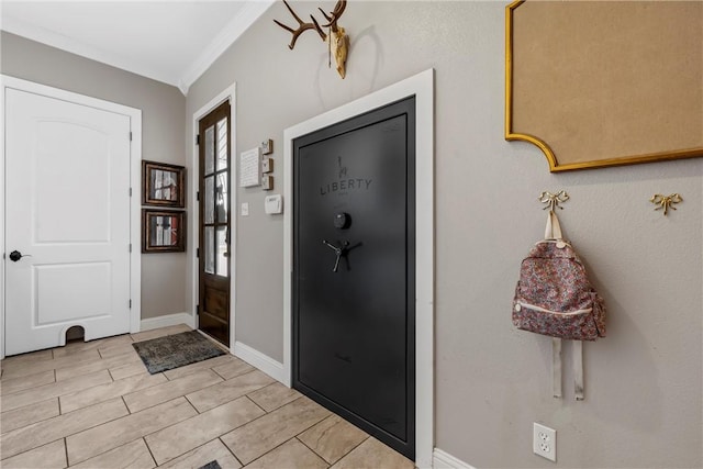 entryway featuring crown molding, baseboards, and wood tiled floor