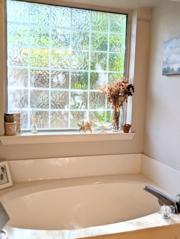 1231 Radisson Dr, Hewitt, TX 76643 - full bath featuring a bath