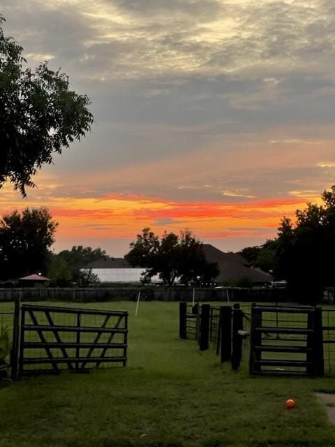5204 Mansfield Rd, Arlington, TX 76017 - view of yard with fence