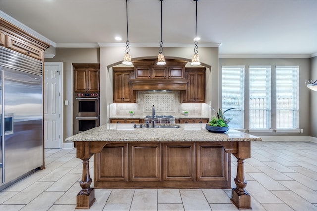 kitchen featuring a sink, tasteful backsplash, stainless steel appliances, and a kitchen breakfast bar