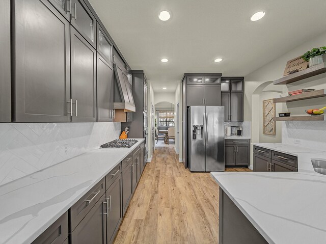 dining room with visible vents, light wood-type flooring, an inviting chandelier, and baseboards