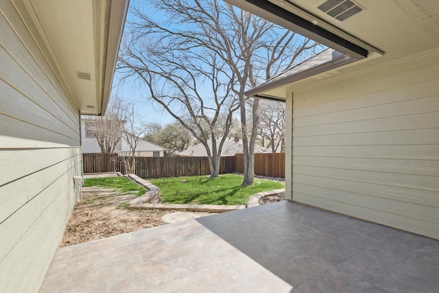 2107 Emerald Lake Dr, Arlington, TX 76013 - full bath featuring a freestanding tub, an inviting chandelier, and baseboards