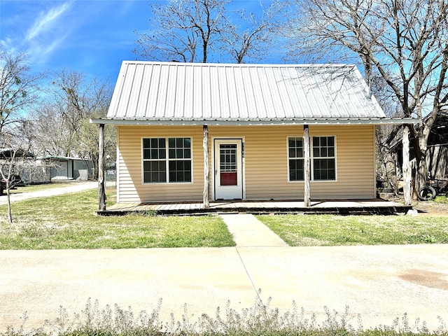 1169 W Park St, Stephenville, TX 76401 - bungalow featuring a front yard, covered porch, and metal roof