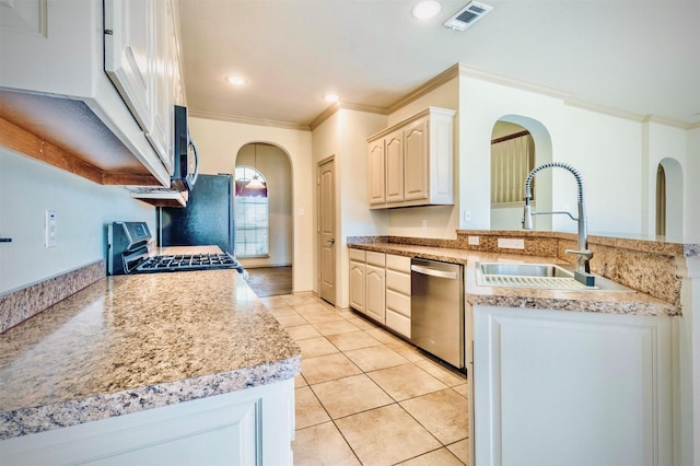 1209 Kachina Ln, Fort Worth, TX 76052 - kitchen featuring stainless steel appliances, ornamental molding, a sink, arched walkways, and a peninsula