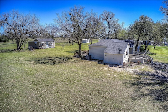 view of yard featuring an outbuilding