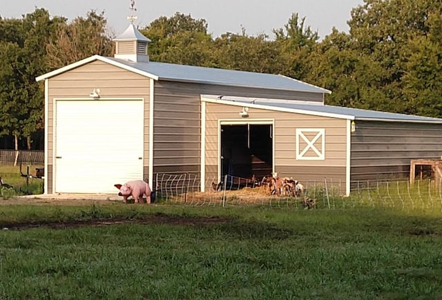 view of outdoor structure featuring an outdoor structure