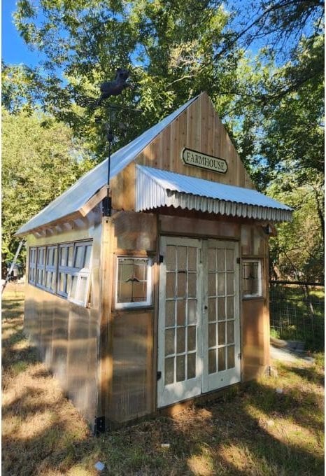 view of outdoor structure with an outbuilding