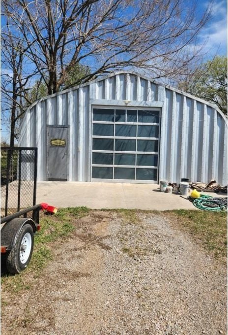 view of outdoor structure featuring an outbuilding and driveway