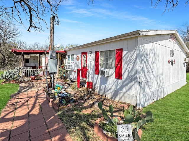 view of front of house featuring a front lawn