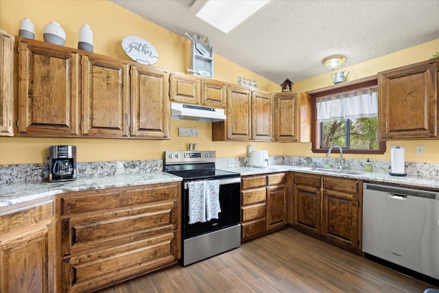 251 Dunn Dr, Palo Pinto, TX 76484 - kitchen featuring appliances with stainless steel finishes, a sink, under cabinet range hood, lofted ceiling, and a textured ceiling