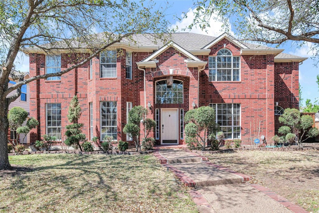 2805 Hampton Ct, Richardson, TX 75082 - traditional home featuring brick siding and a front lawn