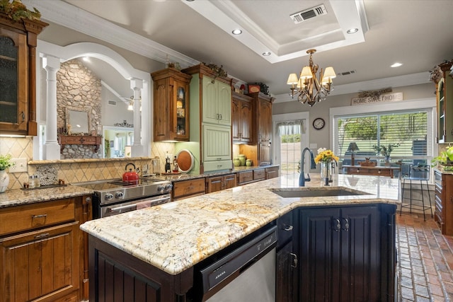 kitchen featuring an inviting chandelier, a sink, visible vents, appliances with stainless steel finishes, and tasteful backsplash