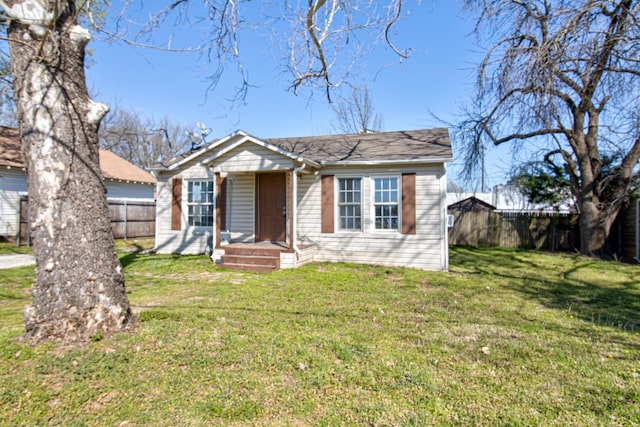 bungalow featuring fence and a front yard