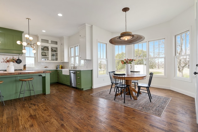 dining space with dark wood finished floors, baseboards, an inviting chandelier, and recessed lighting