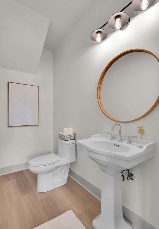 538 Proctor Ave, Waco, TX 76708 - bathroom featuring wood finished floors, toilet, baseboards, and lofted ceiling