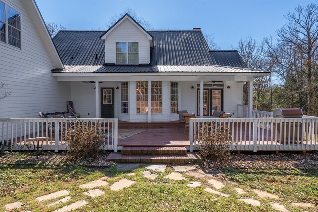 view of front of home featuring metal roof and a ceiling fan