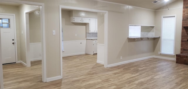 425 Oxford Dr, Sherman, TX 75092 - interior space with baseboards, light wood-style floors, lofted ceiling, and visible vents