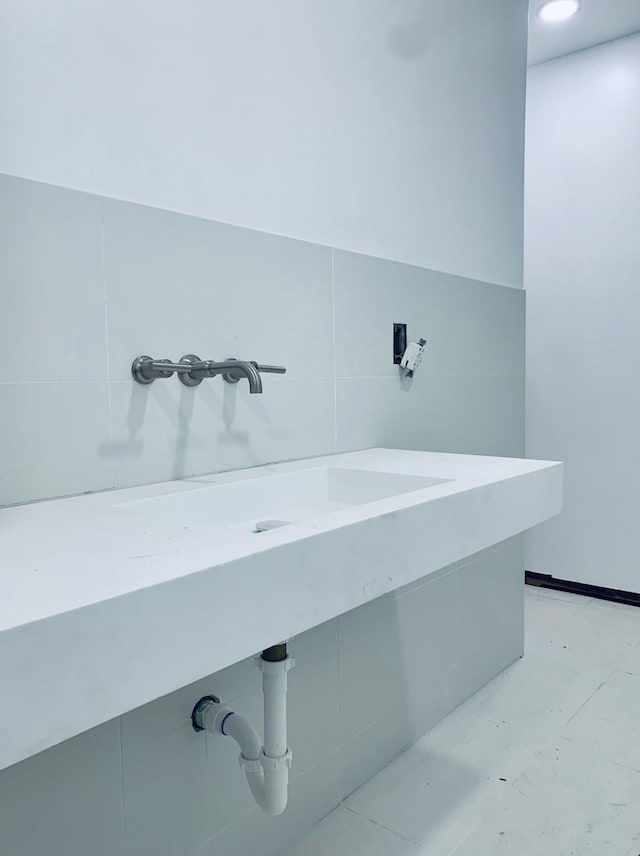 250 Skyview, Point, TX 75472 - bathroom with tile walls