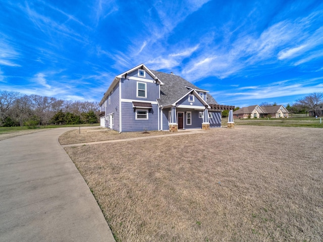 craftsman-style house featuring a front yard