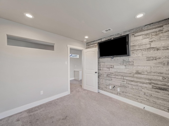 unfurnished room featuring visible vents, carpet, baseboards, and recessed lighting