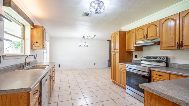 kitchen featuring under cabinet range hood, a sink, visible vents, stainless steel range with electric stovetop, and dishwashing machine