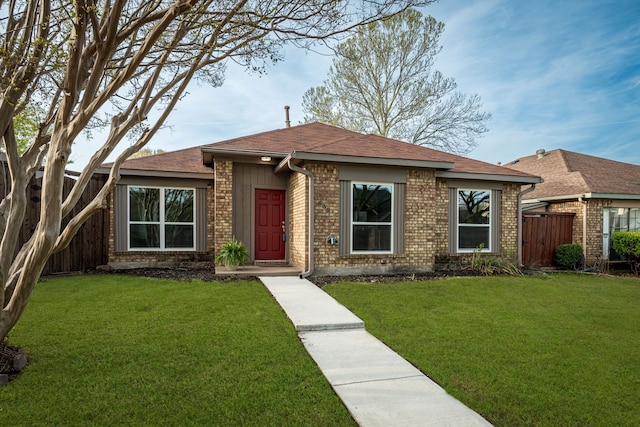 view of front of house featuring a front yard and fence