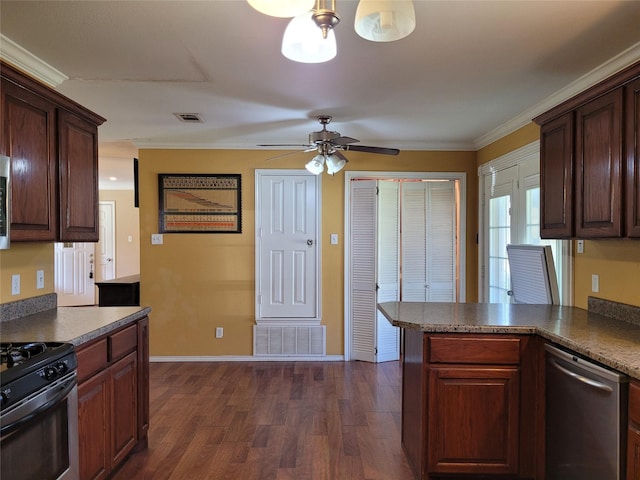 kitchen with ceiling fan, appliances with stainless steel finishes, dark wood-type flooring, and visible vents