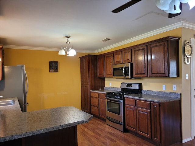 kitchen featuring dark wood-style floors, visible vents, appliances with stainless steel finishes, ceiling fan, and ornamental molding