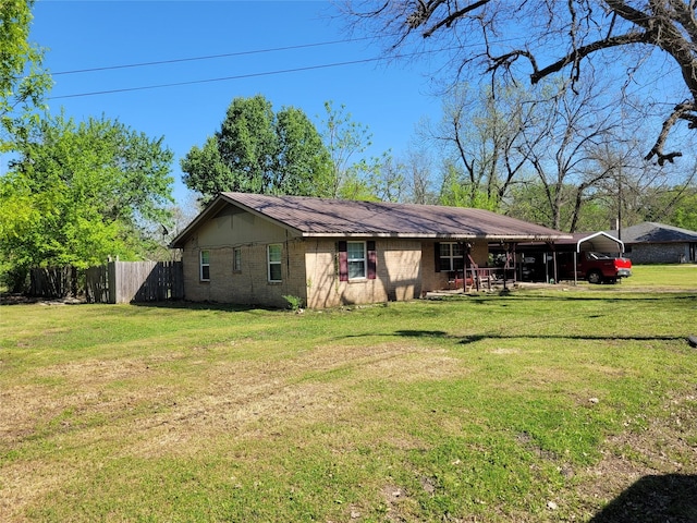view of front facade with fence and a front yard