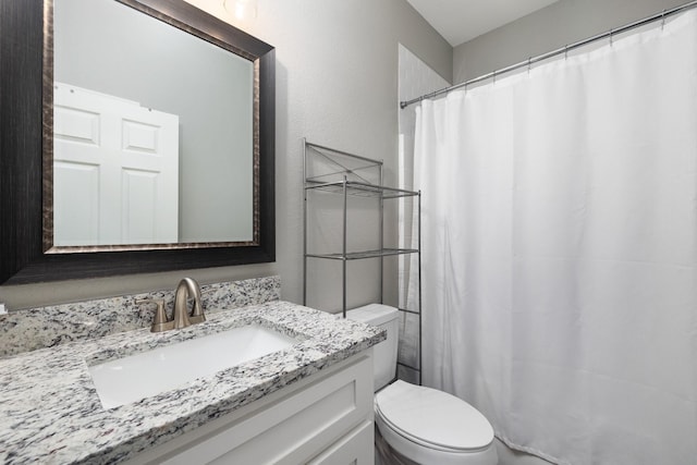 full bath featuring vanity, a shower with curtain, and toilet