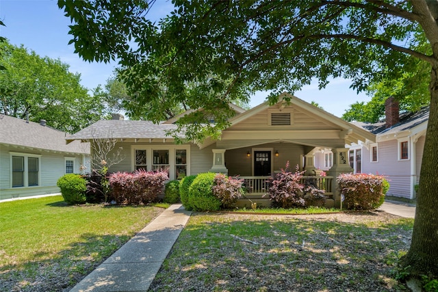 422 S Winnetka Ave, Dallas, TX 75208 - view of front facade with a front yard and covered porch